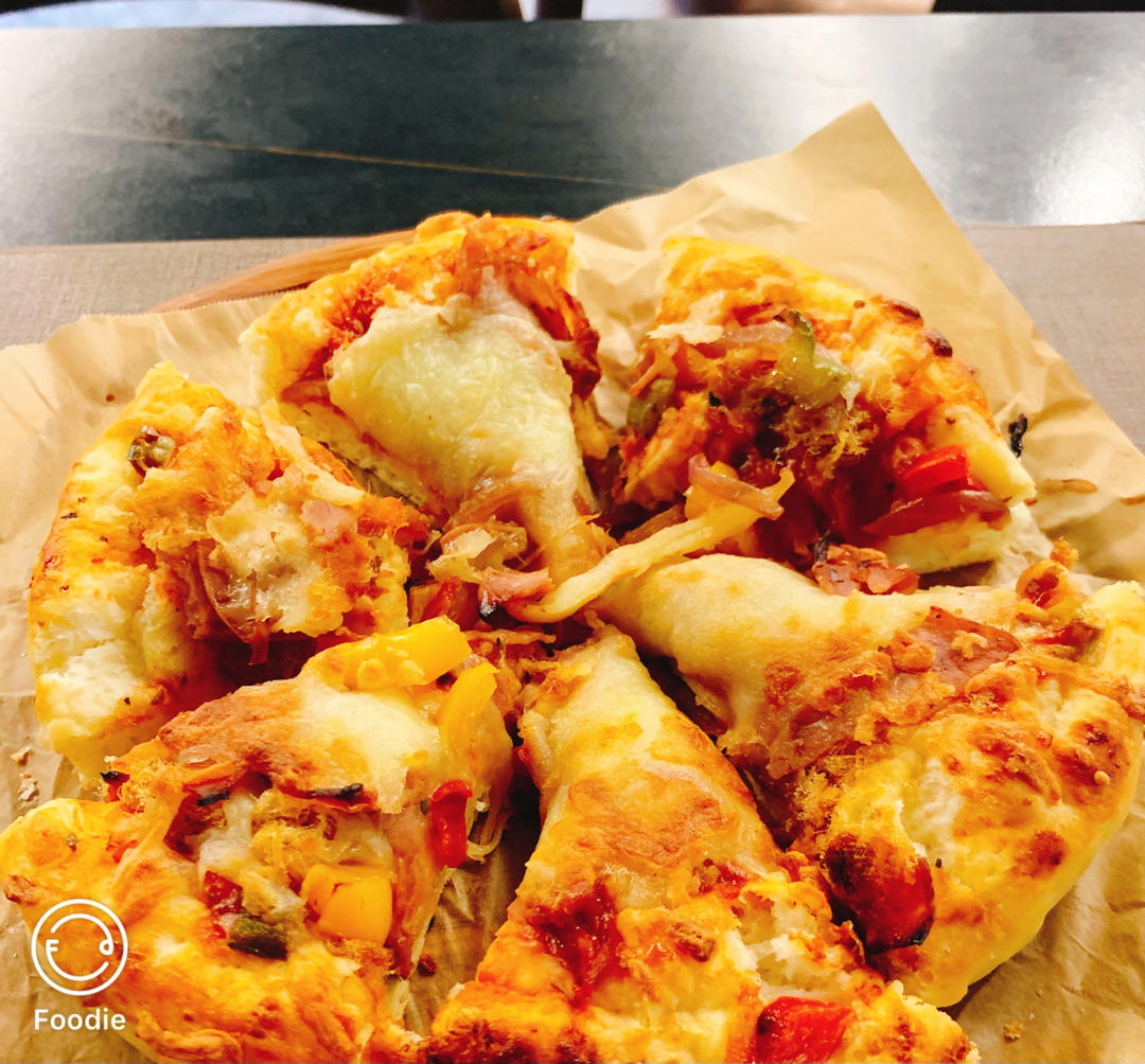 含宣软饼皮做法、自己在家也能做出馅料十足、超拉丝的美味诱人披萨