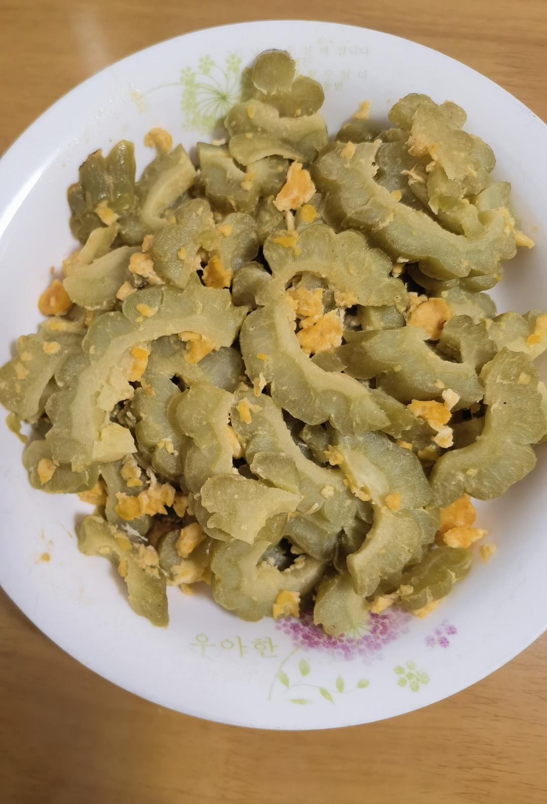 既消除了苦瓜的苦味,还清热降火的咸蛋黄炒苦瓜