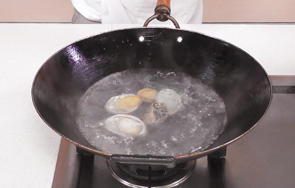 椰汁鲍鱼排骨汤的做法 步骤2