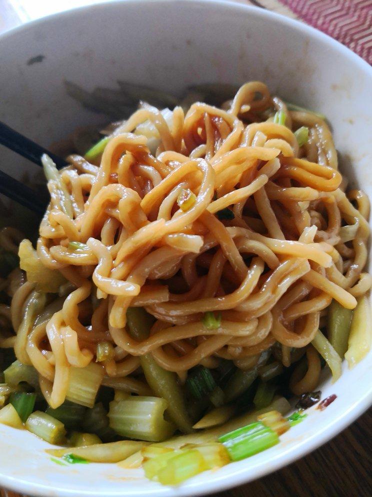 矛盾综合体cici做的老北京葱香酱油汆面