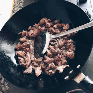 新疆牛肉抓饭（铁锅版( ´ ▽ ` )ﾉ）的做法 步骤3