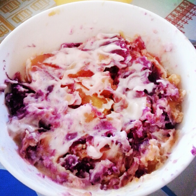 山芋煨来手自剥：酸奶蕃薯泥