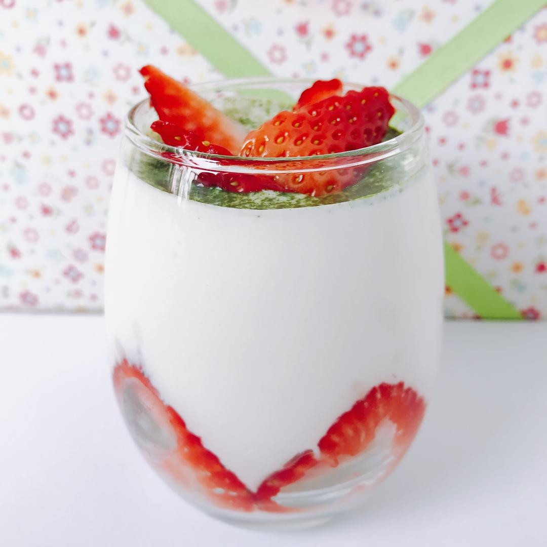 草莓奶酪布丁杯