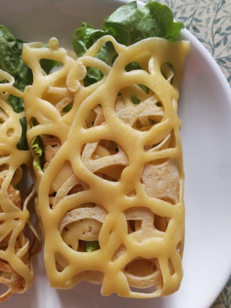 美丽的蕾丝鸡蛋饼