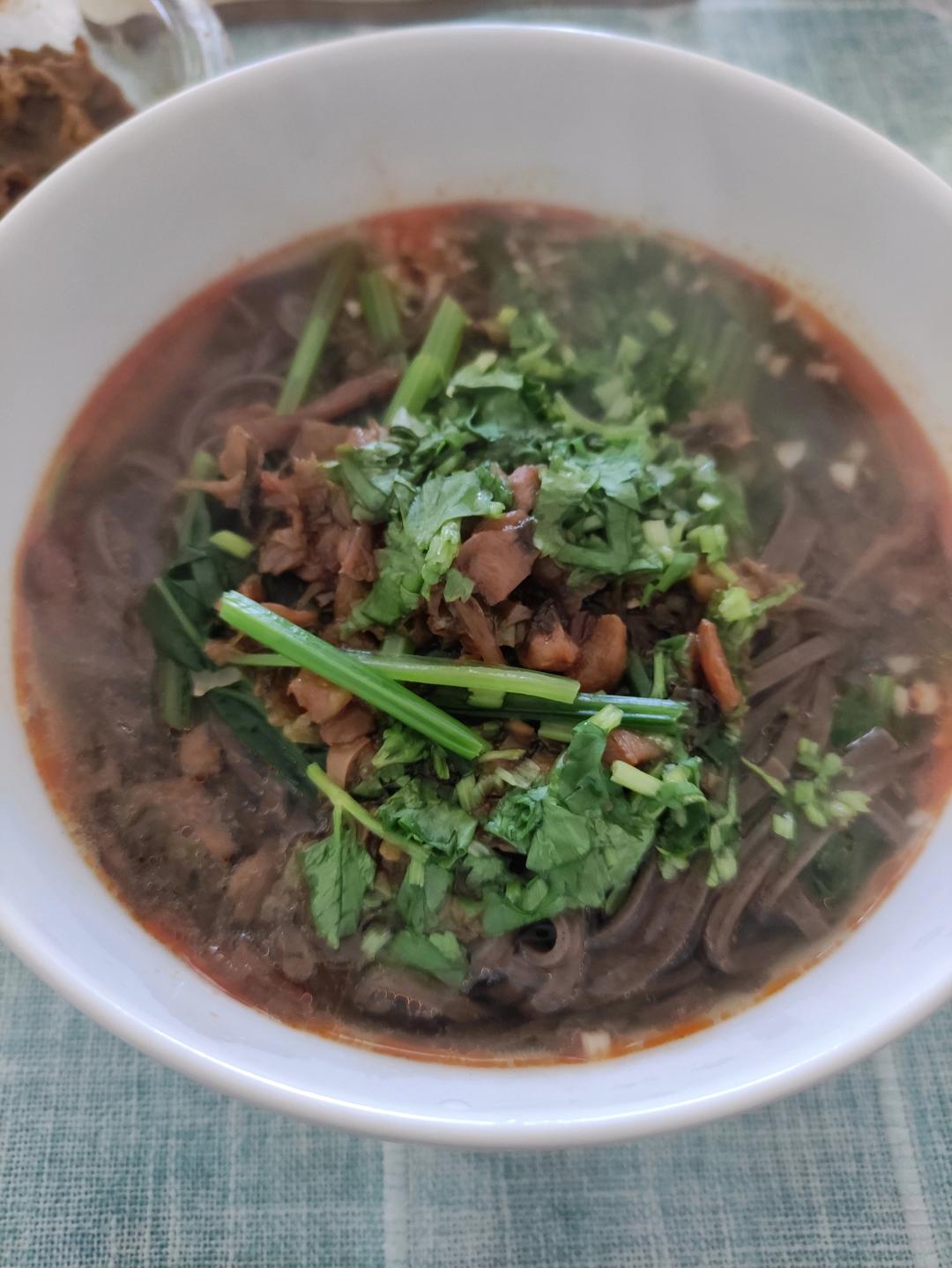 弹性素食｜芽菜笋粒肉燥面