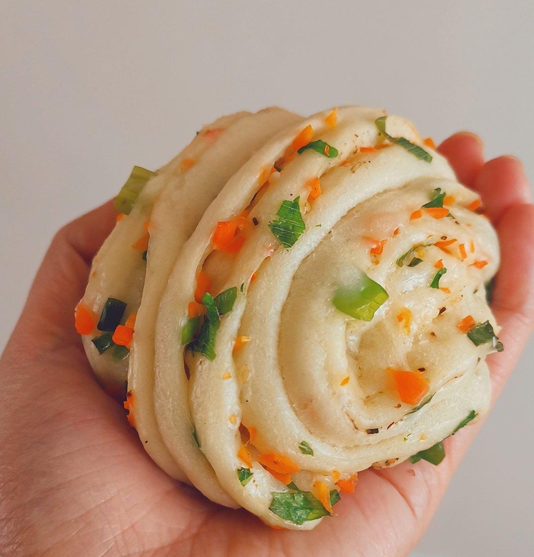 最好吃的火腿葱香花卷—附让葱不变黄的小窍门