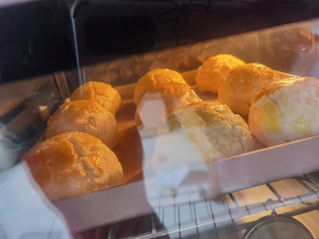 好吃到炸裂的港式菠萝包（附带制作酥皮的小视频）