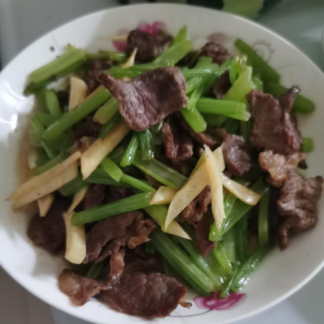 好吃到邻居敲门蹭饭的芹菜炒牛肉！