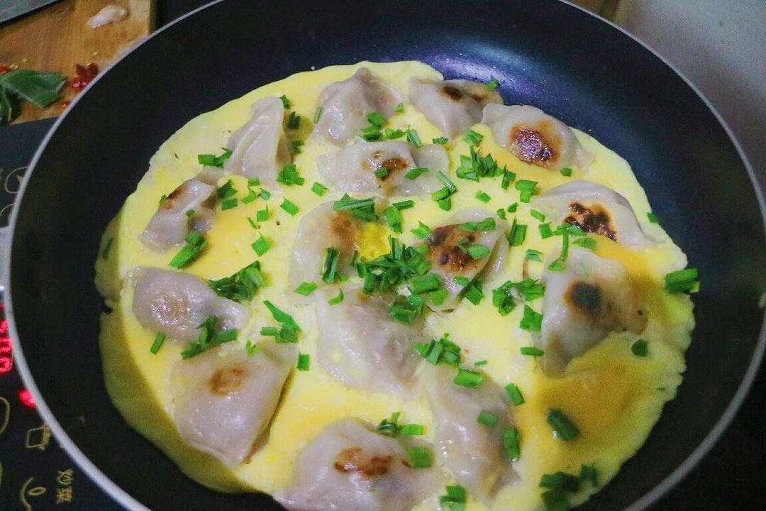 鸡蛋生煎饺子
