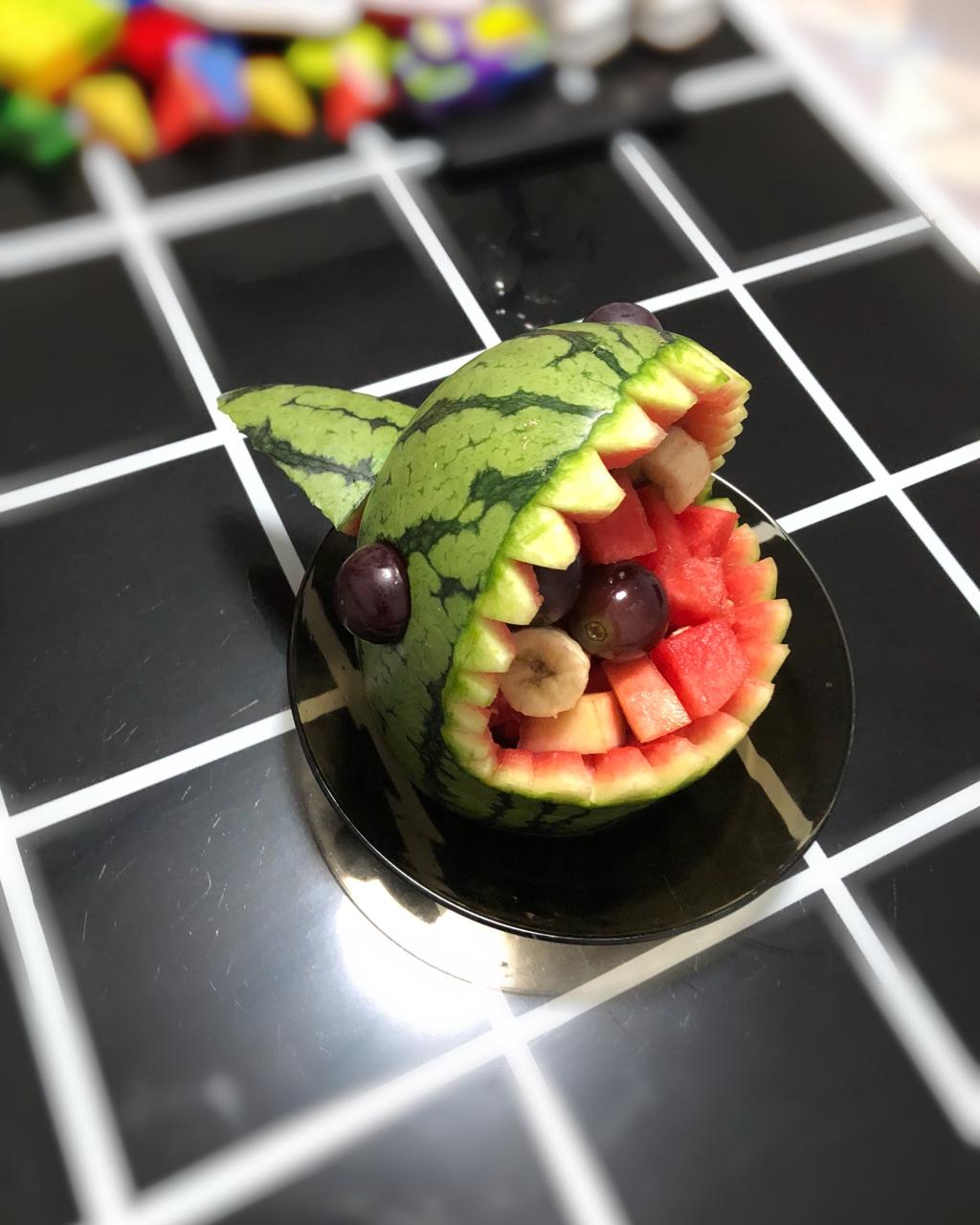 超级酷炫的鲨鱼西瓜雕