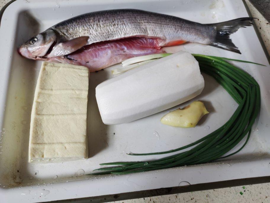 清炖白萝卜豆腐鲫鱼汤【5月珐琅铸铁锅食谱】