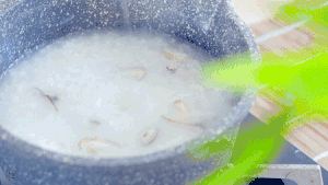 虾皮西葫芦饼&香菇滑鸡粥的做法 步骤13