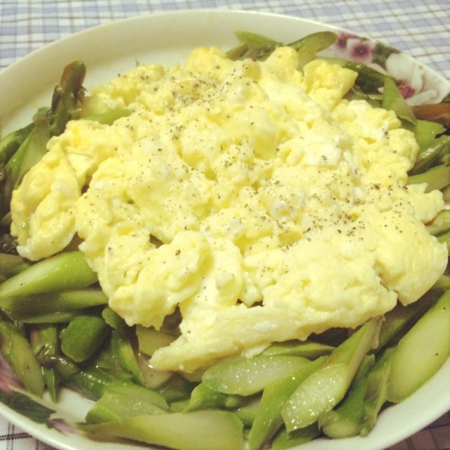 香煎芦笋配法式炒蛋