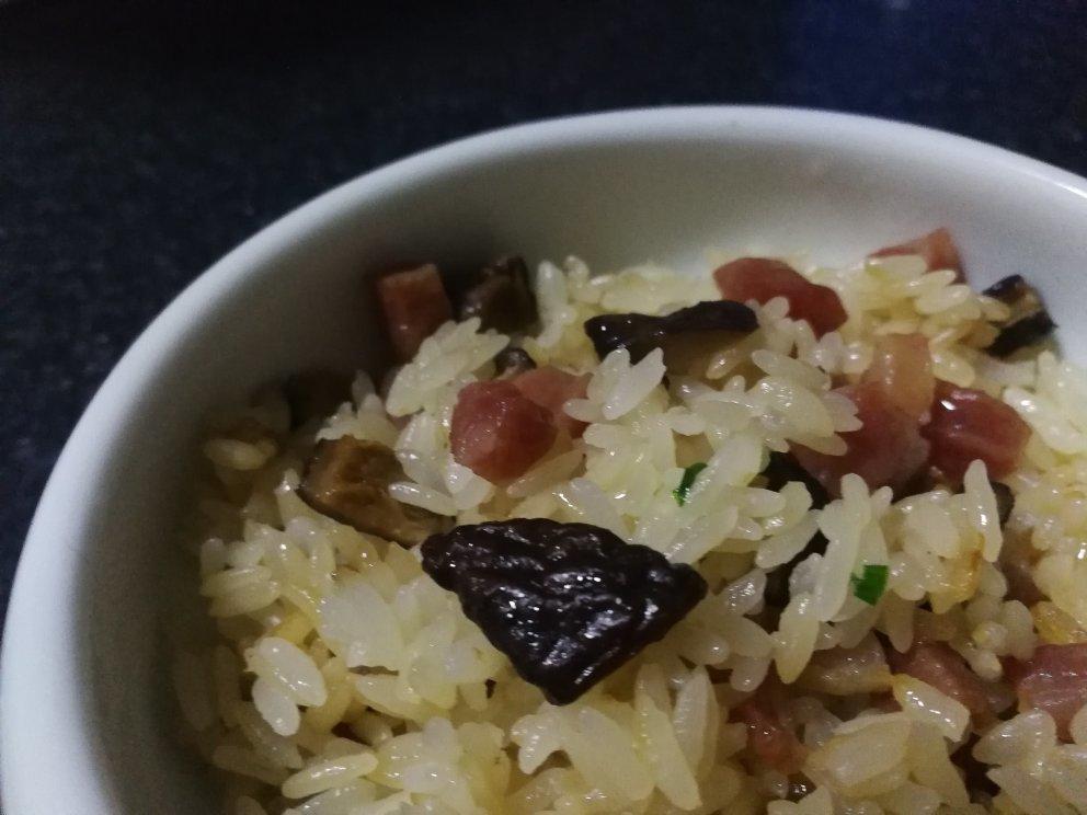 超快手的电饭锅腊肠焖饭