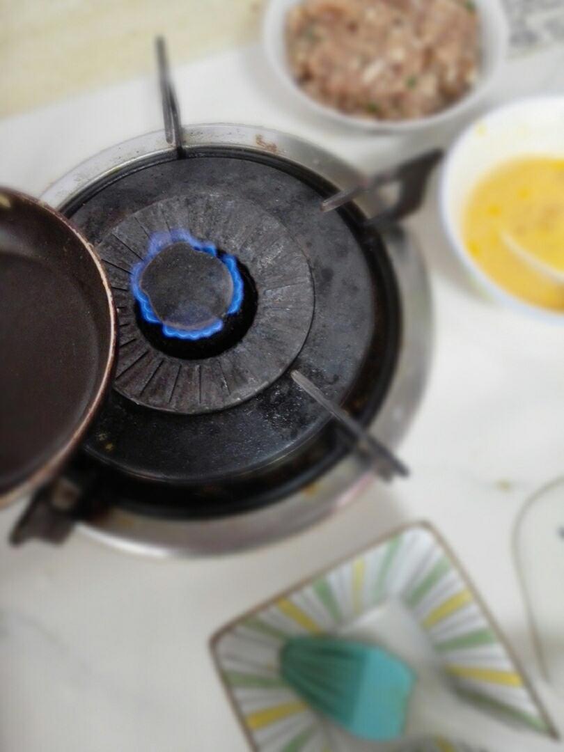 火锅必备～蛋饺的做法 步骤2