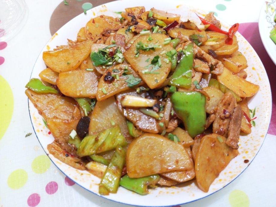 五花肉干煸土豆片