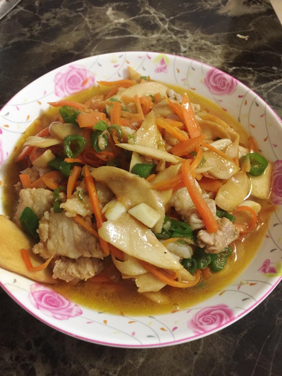 杏鲍菇胡萝卜丝炒肉的做法
