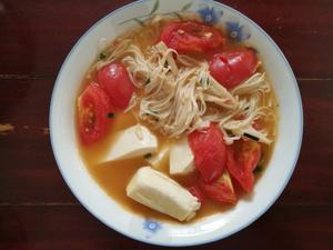 【夏季开胃家常菜】西红柿金针菇豆腐汤的做法 步骤1