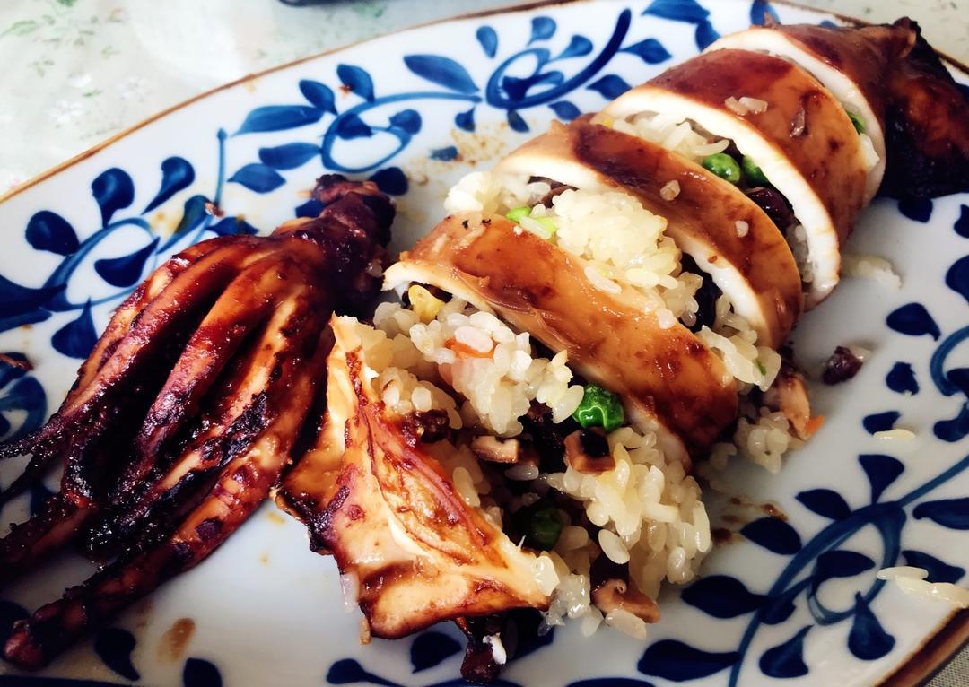 香烤鱿鱼酿糯米：烤鱿鱼，加点糯米特别妙！
