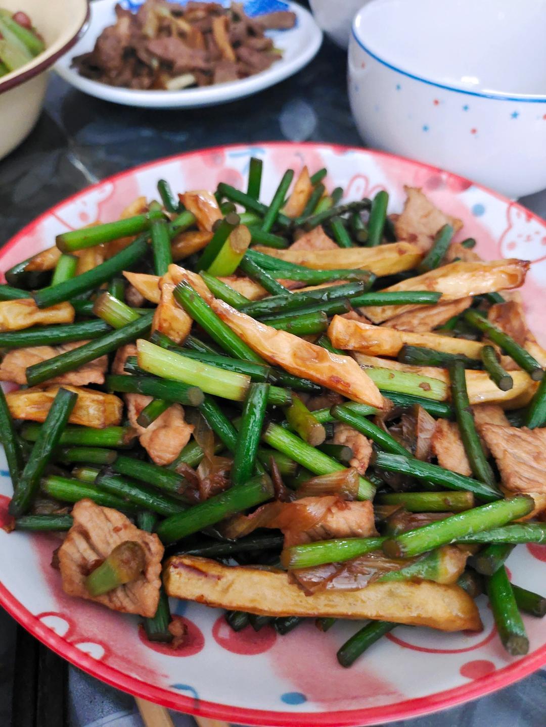 简单易做的下饭菜－蒜苔炒肉
