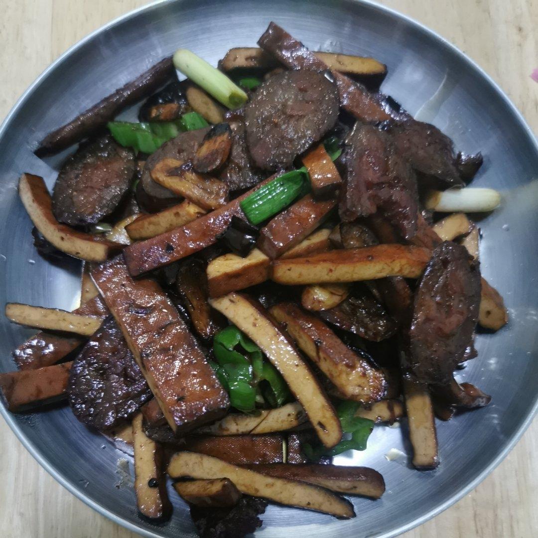 超级好吃的麻辣香肠炒香干（做法超级简单）