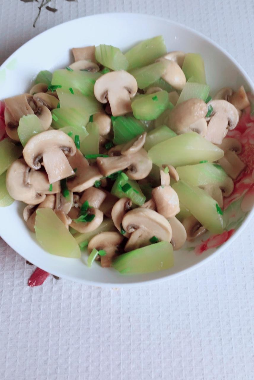 莴笋炒蘑菇