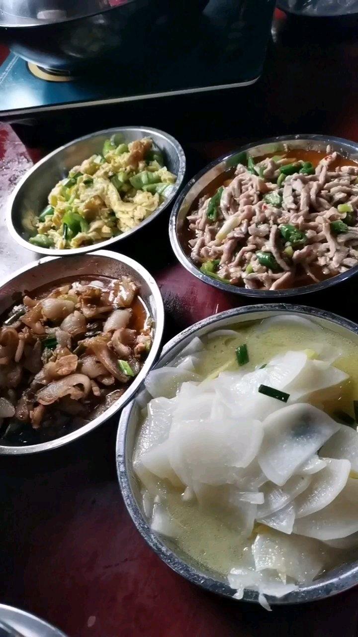 经典的家常菜，青椒炒肉丝，简单的食材也能做出如此美味