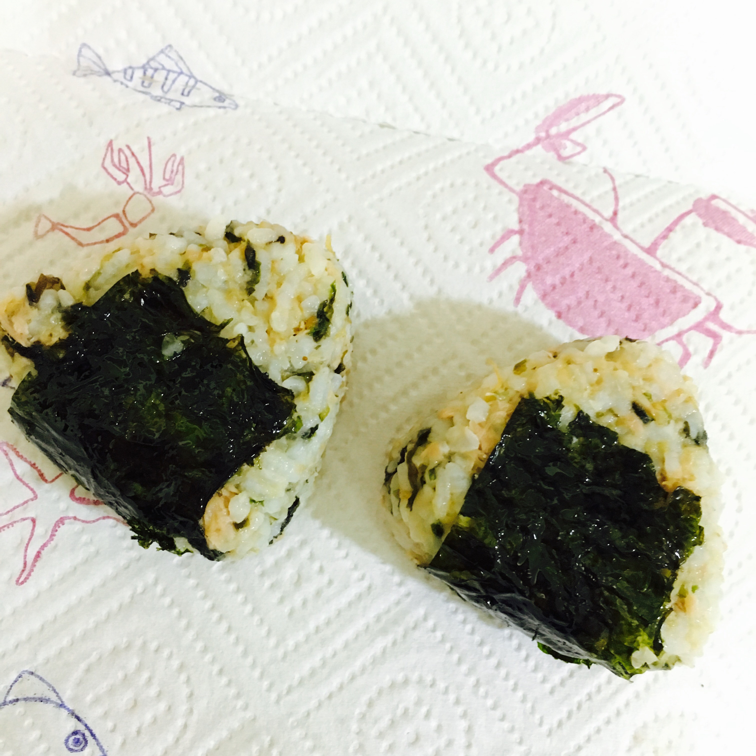 金枪鱼芝麻手捏饭团