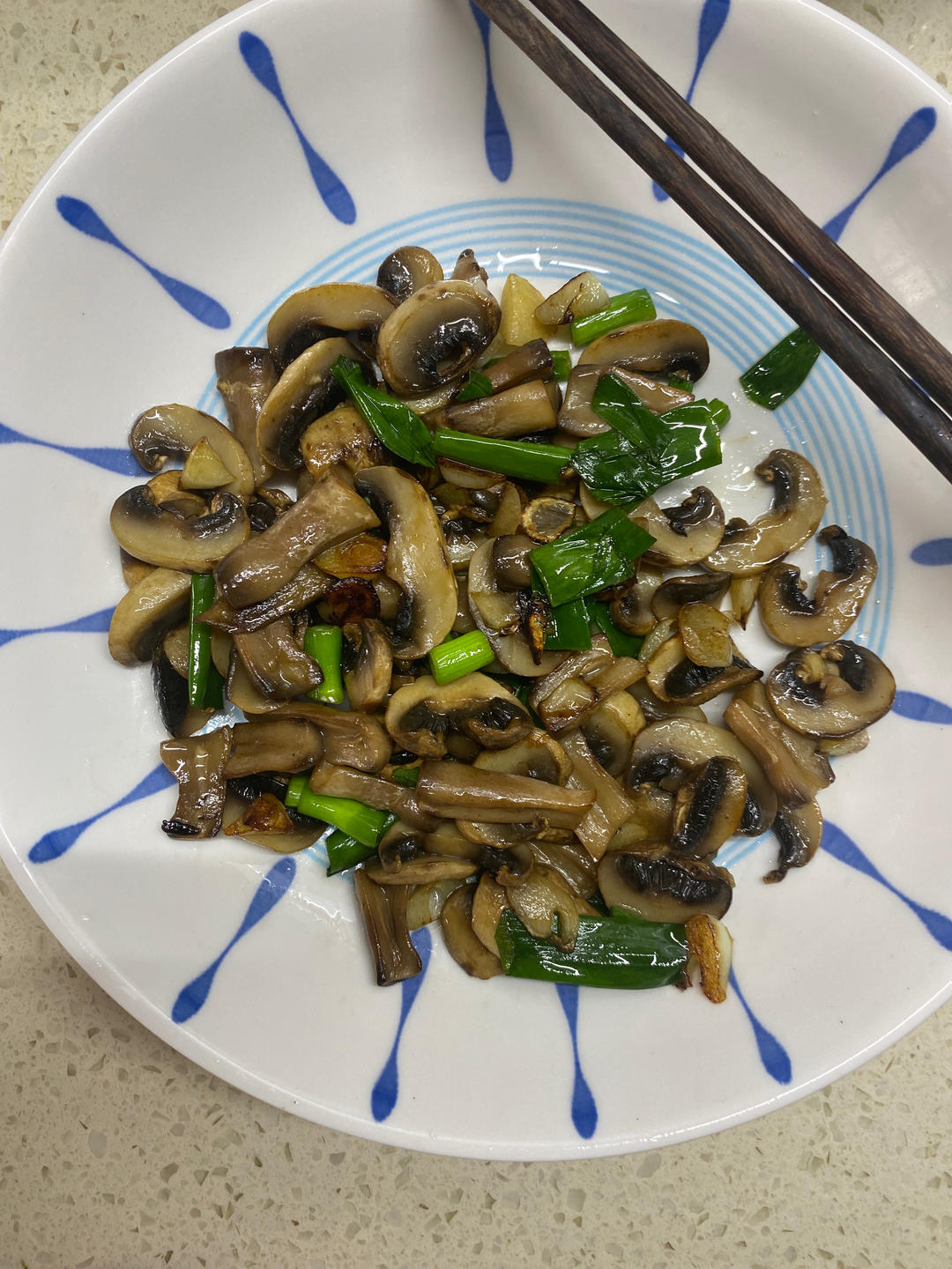鲜香嫩滑！好吃不胖的蒜香炒口蘑！