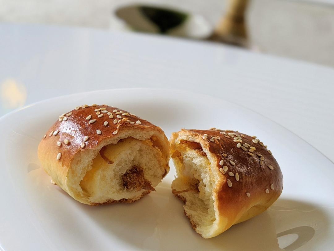 咸蛋黄肉松面包