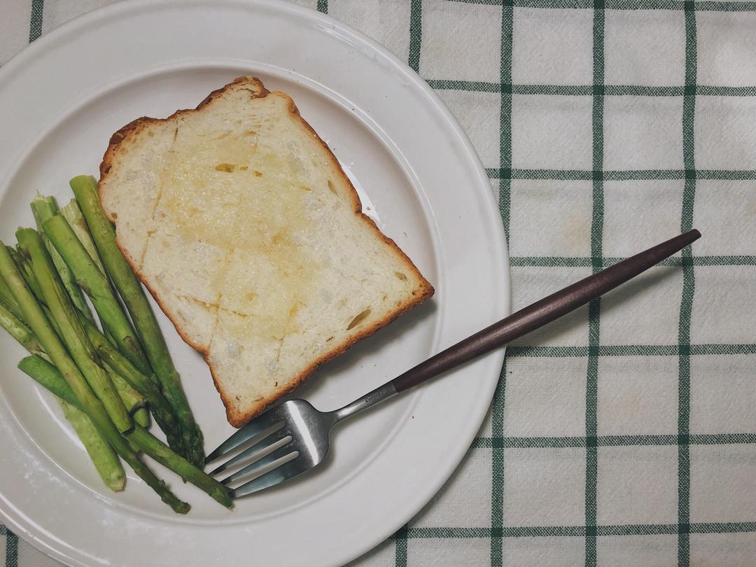 坐在一起吃好多顿早餐。