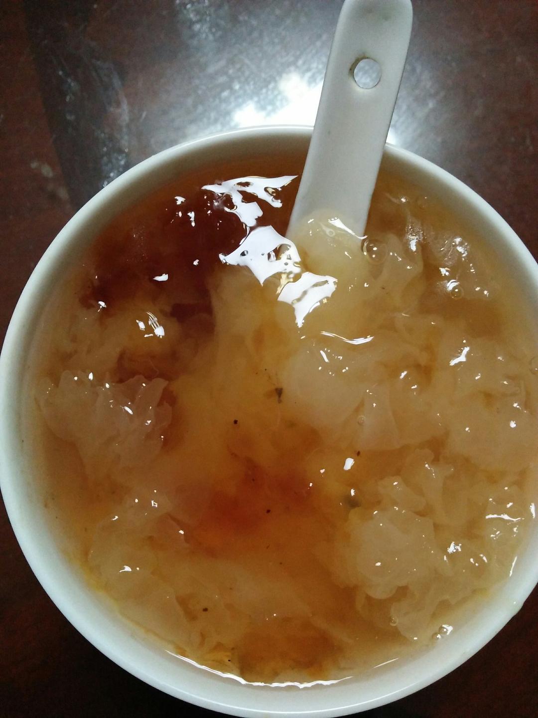 桃胶红枣银耳羹