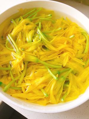 新鲜黄花菜炒肉丝的做法 步骤5