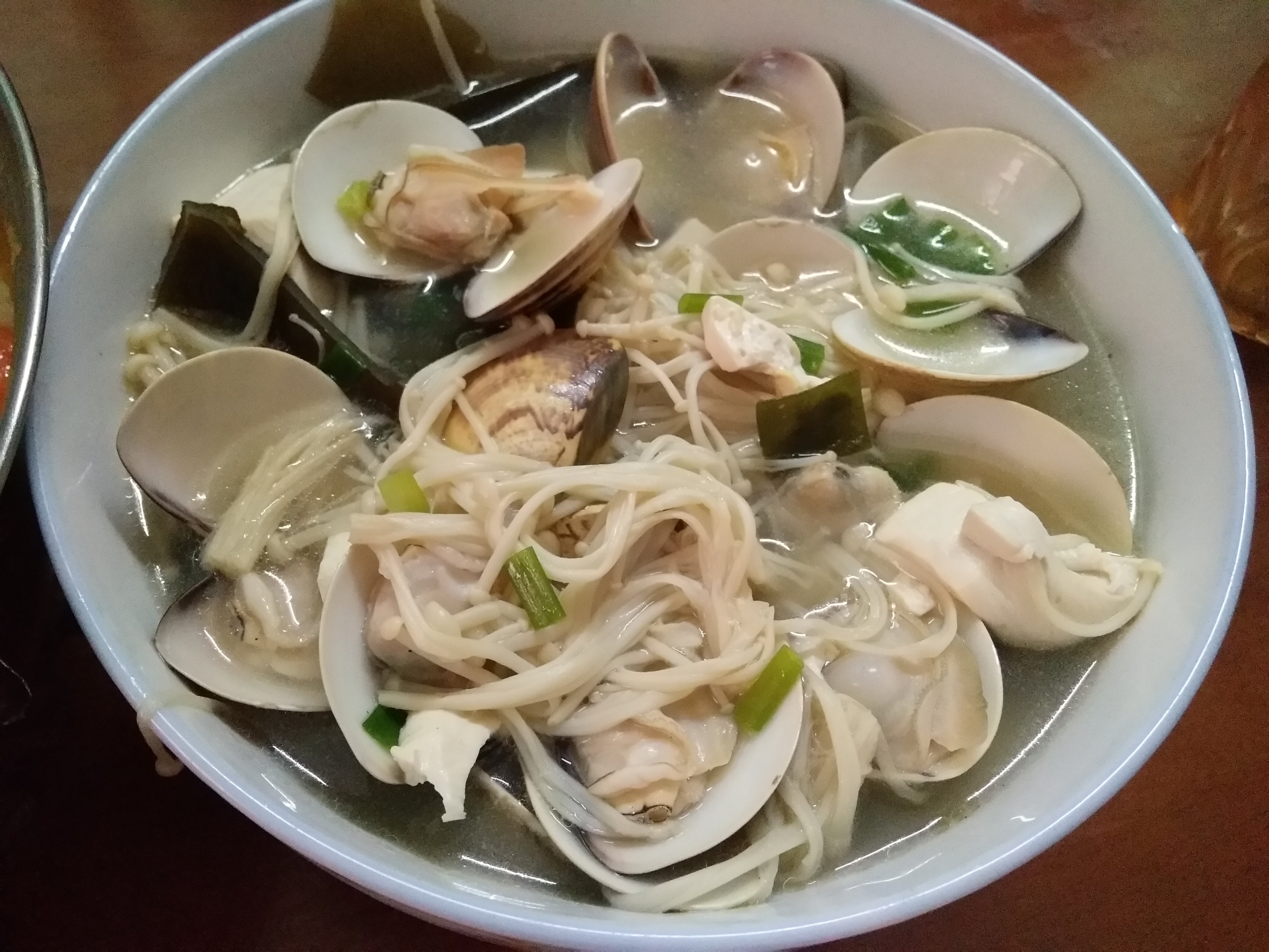 海带豆腐金针菇蛤蜊汤
