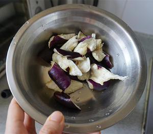 今日便当-酸甜萝卜腌三文鱼&味增猪肉茄子&秋葵拌油豆腐的做法 步骤8