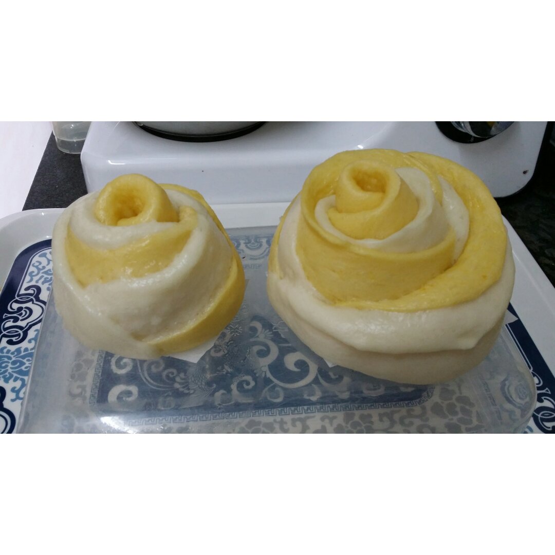 双色玫瑰花卷