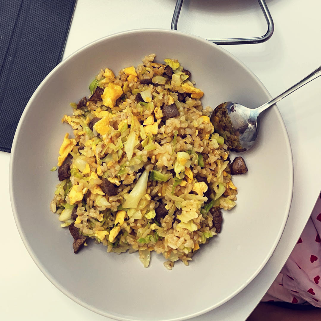 小朋友的晚餐包菜牛肉炒饭，香香又下饭！饭菜肉一锅出，简单又好吃