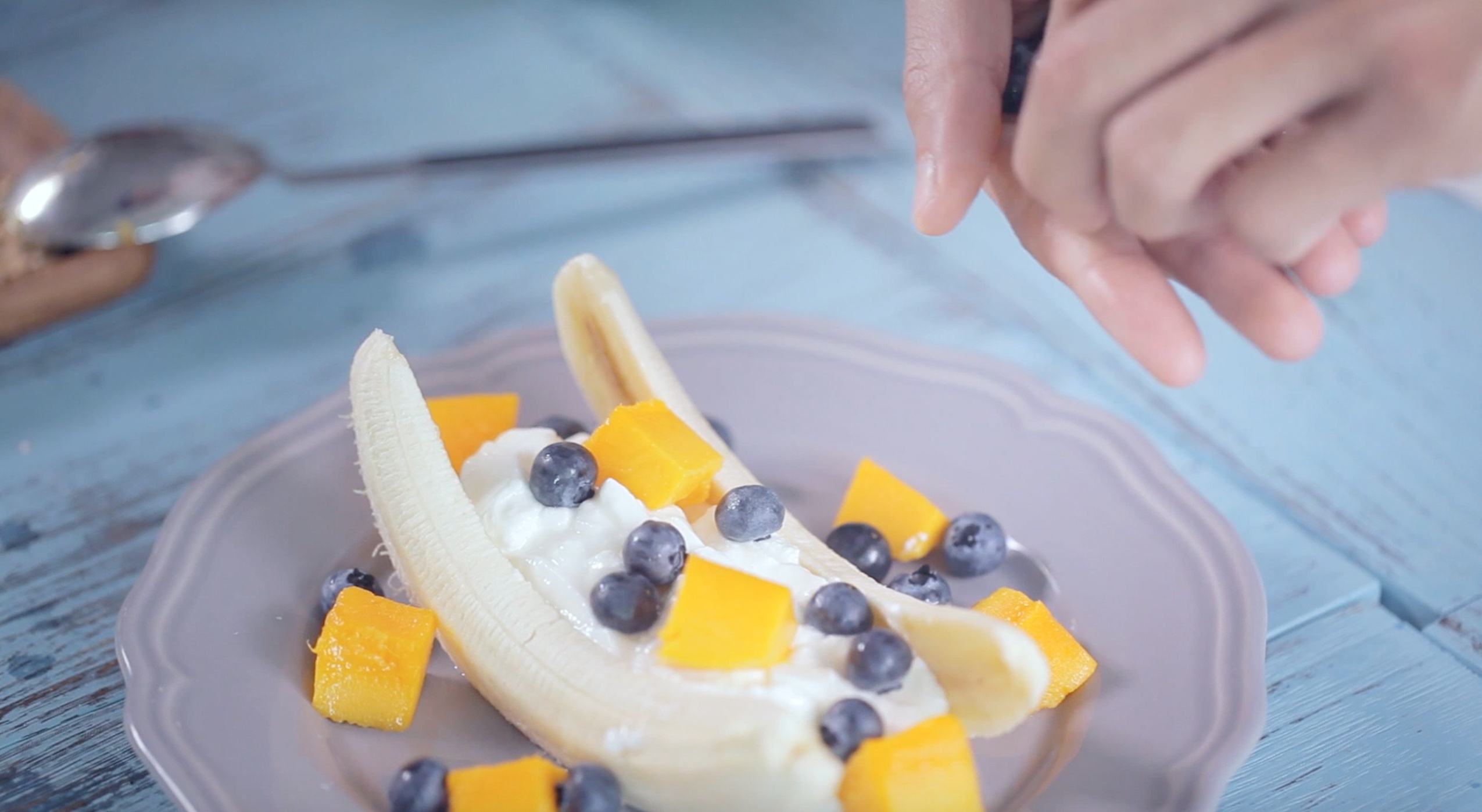 水果酸奶香蕉船, 夏日冰爽健康甜点(Yogurt Banana Boat)的做法 步骤4