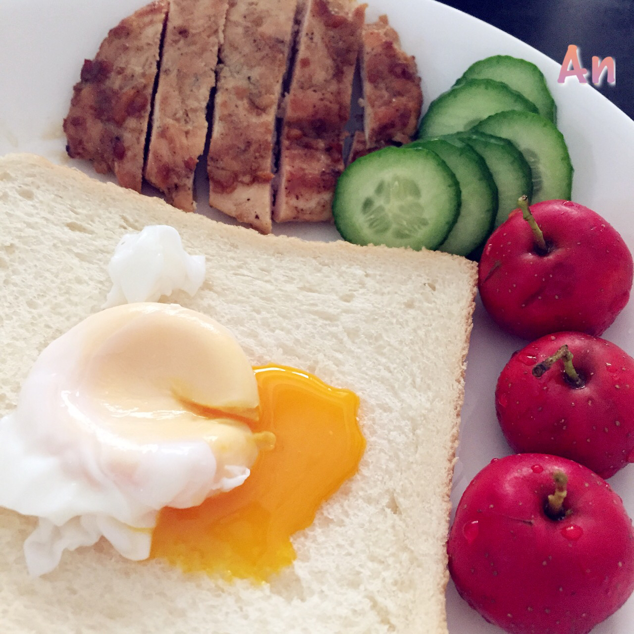 【健康能量早餐】流黄荷包蛋牛油果酱配全麦面包
