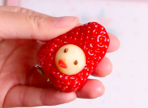 满满少女心爆棚的水果零食～草莓娃娃的做法 步骤5