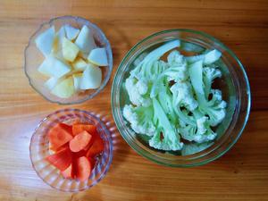 贡梨胡萝卜花椰汁的做法 步骤1