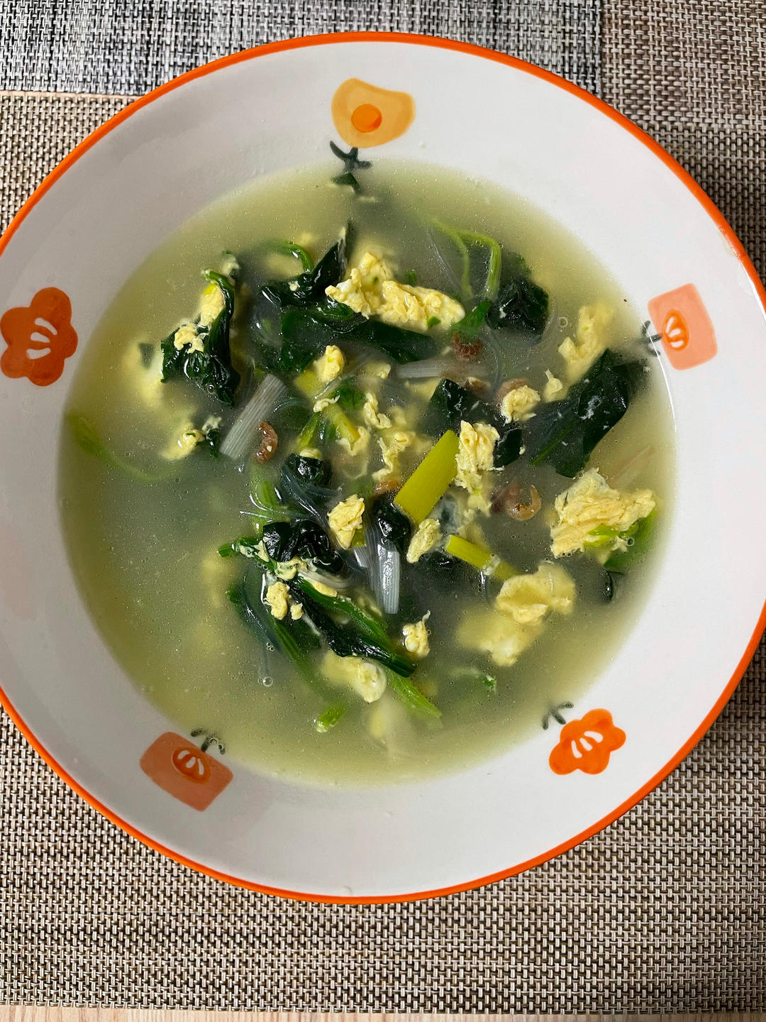 鸡蛋菠菜汤(跟酒店里喝的一个味道！)