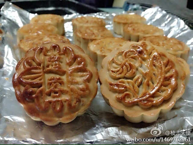 广式蛋黄莲蓉月饼