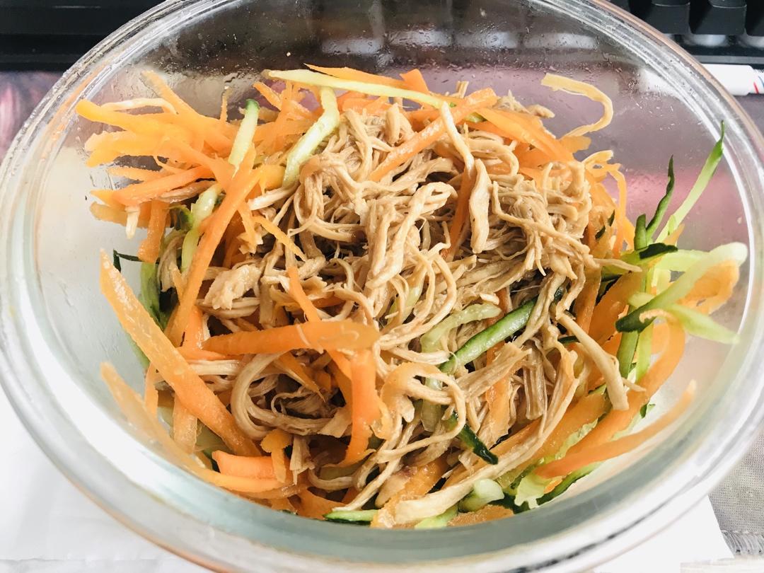 凉拌鸡丝（爽口低脂鸡胸肉）