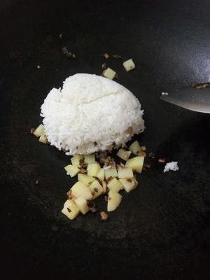 香菇土豆炒饭——素宝宝的食谱的做法 步骤4