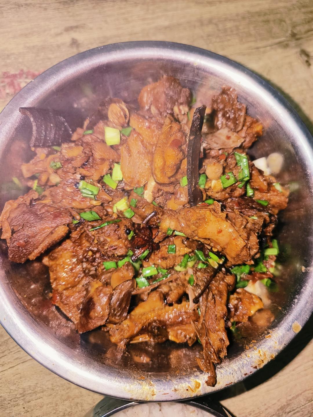 传统正宗的啤酒鸭配方和做法，鲜嫩香浓，只需炒千万不要焯水