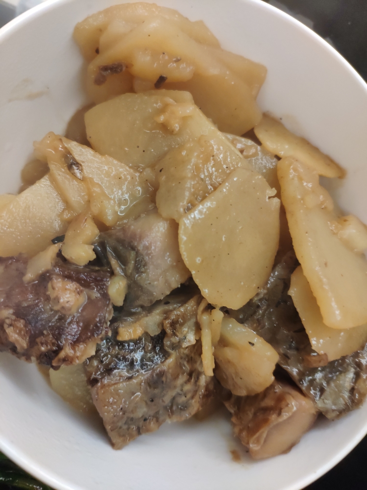 湖南烟熏腊鱼焖土豆的做法