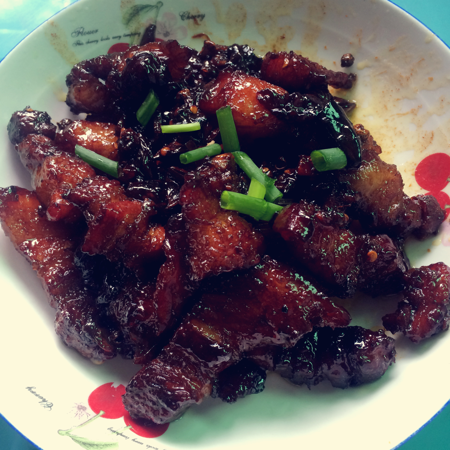 吃着碗里望着锅里的红烧肉