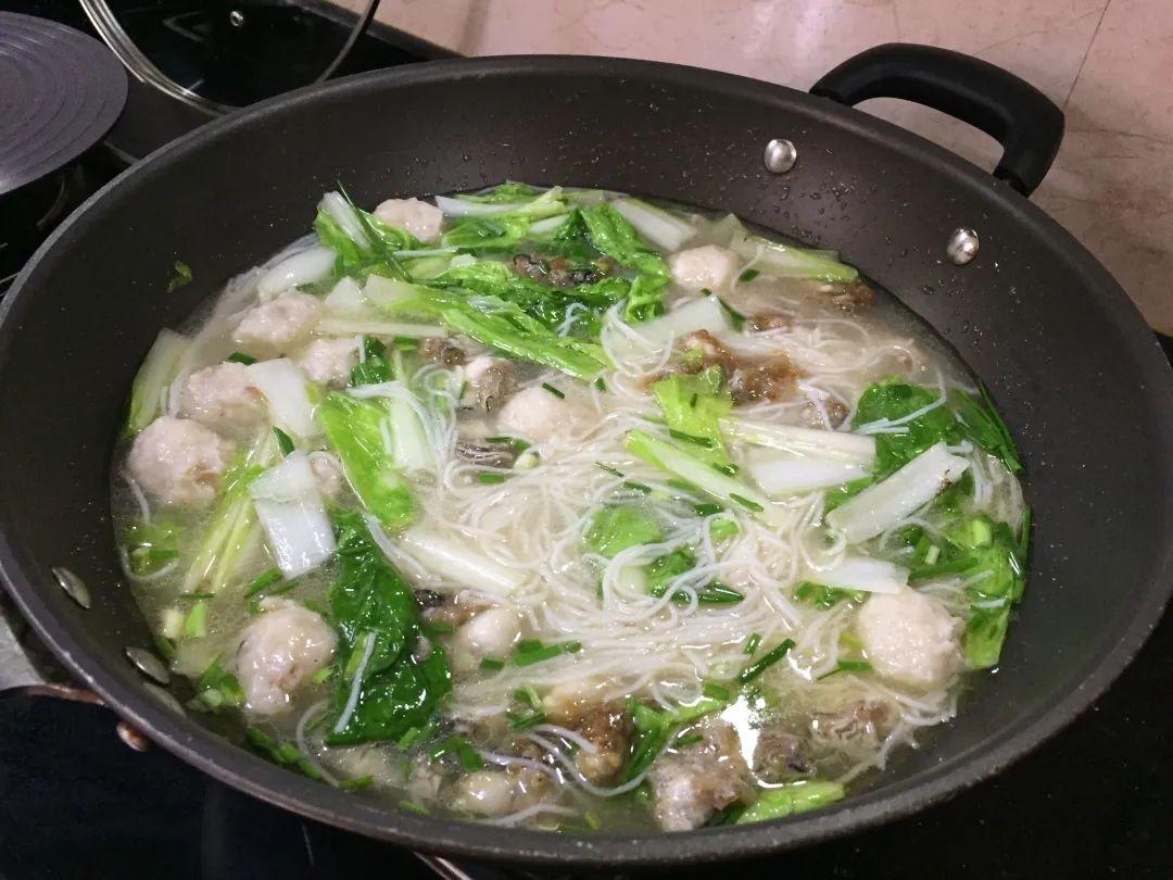 肉片青菜米粉汤