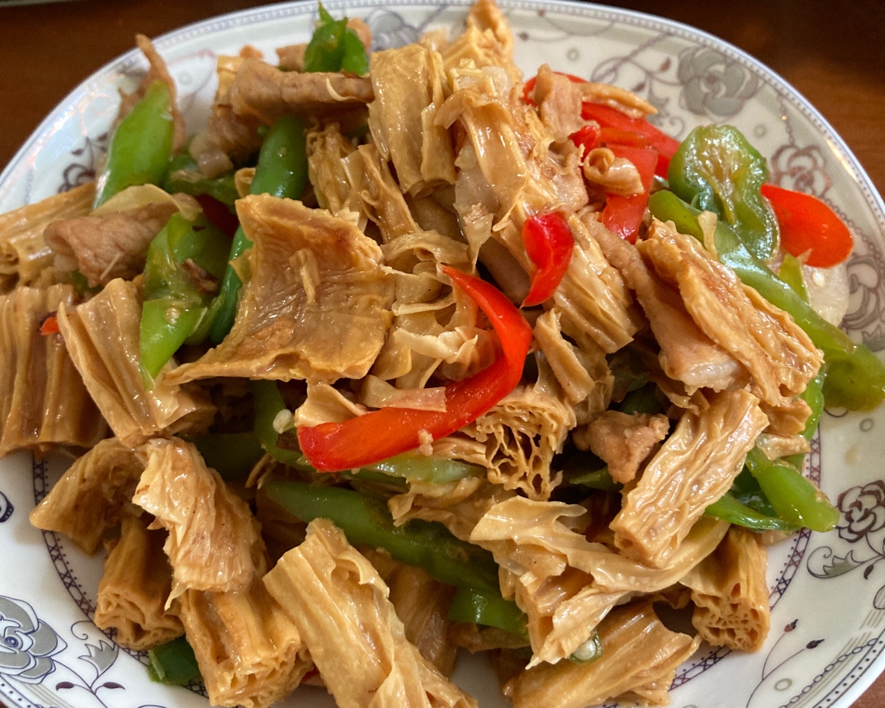 腐竹炒肉😋滑滑嫩嫩，超级快手下饭菜的做法